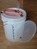Nr. 30285.3 2 Eimer 30 l mit Deckel und G�rspund + 1 Saugheber